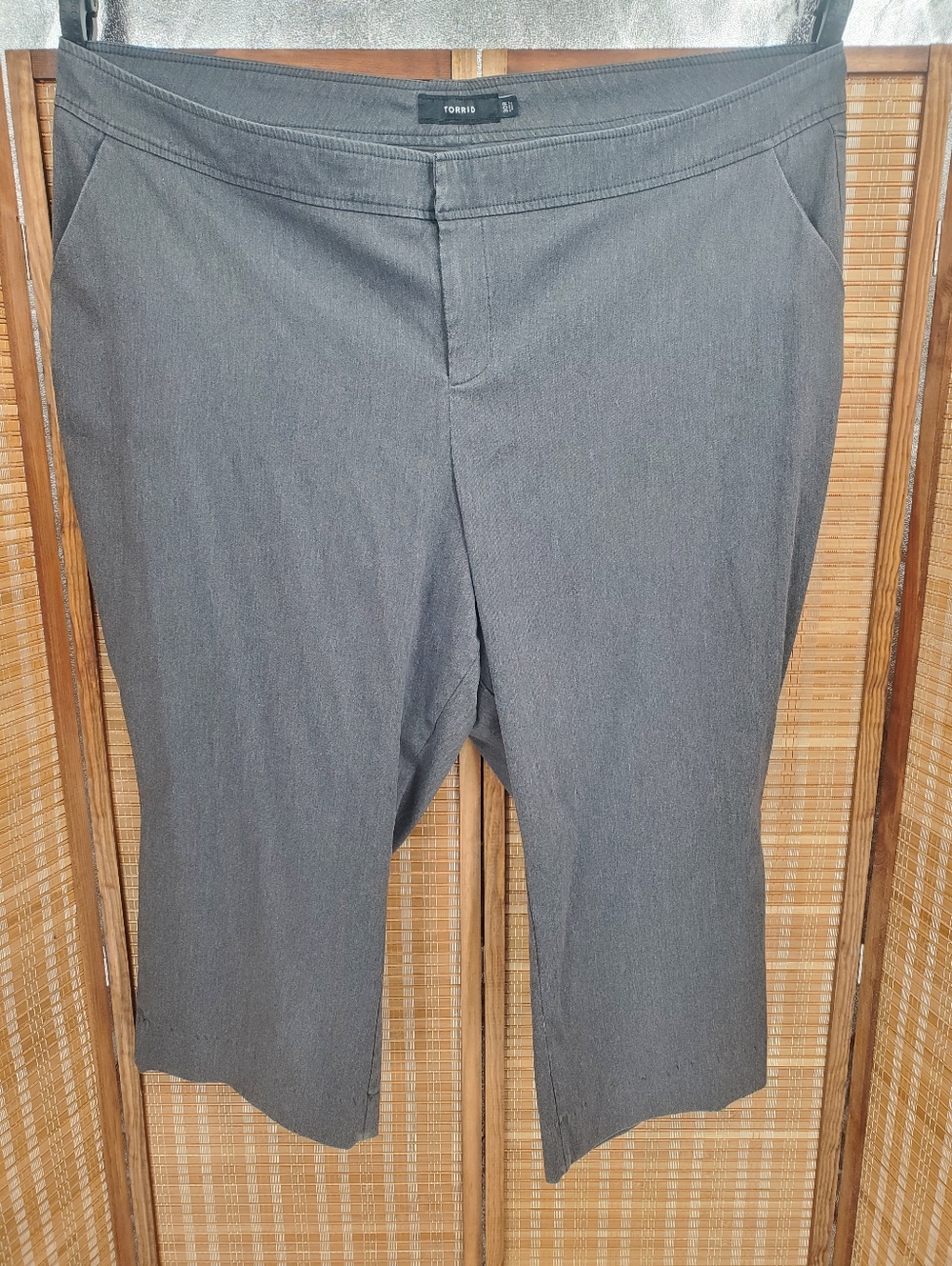 ♤ Torrid Gray Capri Pants Size 30R *Hemmed*